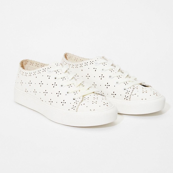 eyelet lace up sneakers